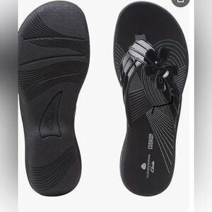 • Clarks • CloudSteppers Women's Brinkley
Flora Black Patent Sandals • 9M